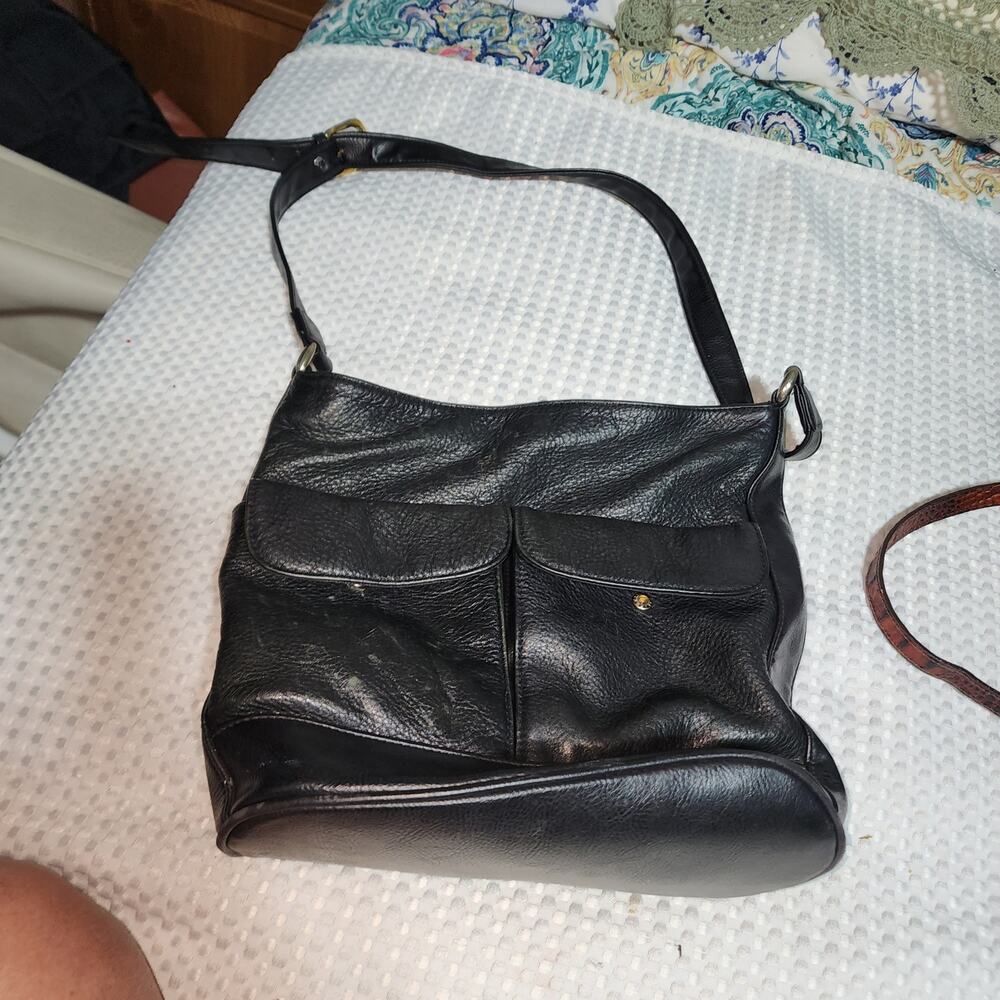 CARRIAGE HOUSE EUC BLACK LEATHER SHOULDER BAG
